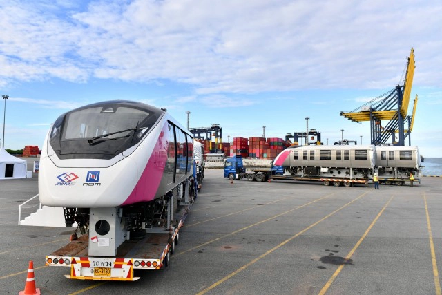 โมโนเรล 'สายสีชมพู-เหลือง' ขบวนแรกถึงไทยแล้ว เปิดบริการปี 65