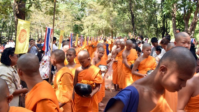 รู้จัก "ตักบาตรเทโว" ประเพณีสำคัญวันออกพรรษา