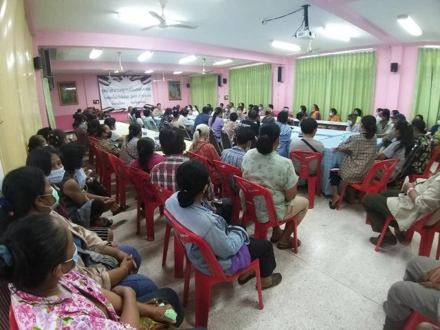 ชาวบ้านนับร้อยตบเท้า-ทวงถาม ปลด "ผู้ใหญ่บ้าน"