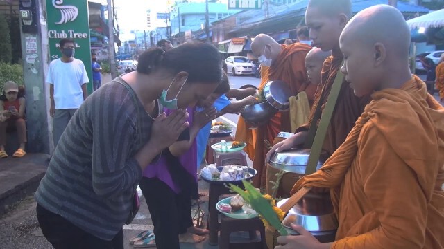 ตักบาตรออกพรรษา ถวายเป็นพระราชกุศลฯ