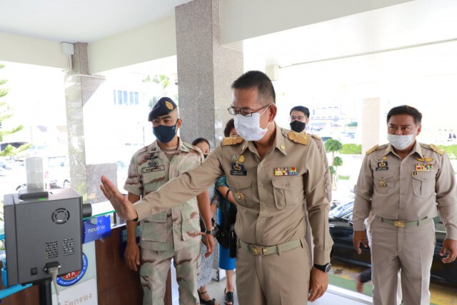 ผู้ว่าฯชัยวัฒน์ พ่อเมืองปทุม ติดดินสมคำร่ำลือ ทำงานวันแรกช่วยเหลือเด็กและผู้ยากไร้