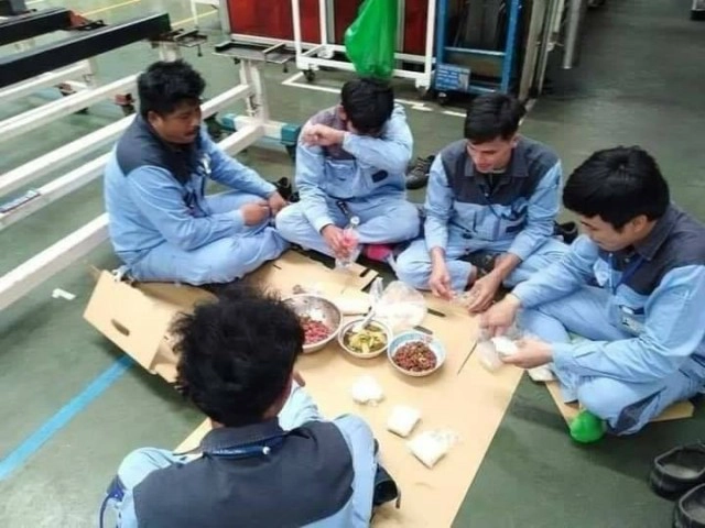 หนุ่มโรงงาน นั่งล้อมวงกินข้าวทั้งน้ำตา รู้สาเหตุสุดเศร้า แต่ต้องเข้าใจ