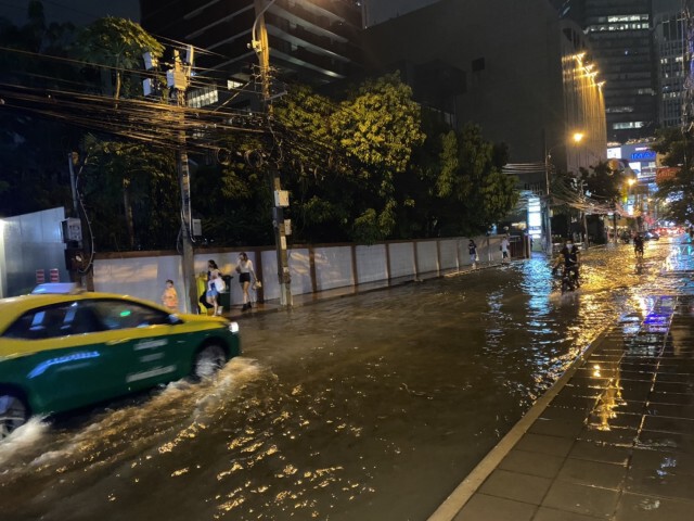เมืองกรุงอ่วมหนัก ฝนตก รถติด ศุกร์ต้นเดือนตุลา