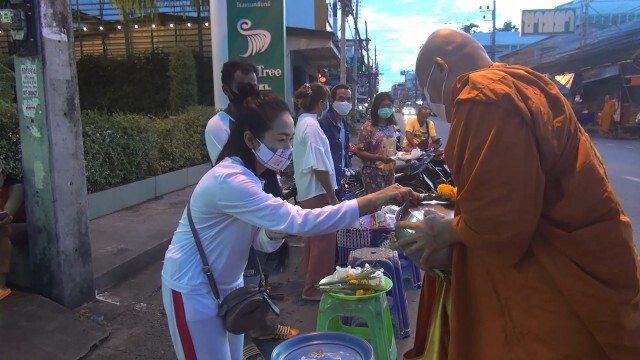 ตักบาตรออกพรรษา ถวายเป็นพระราชกุศลฯ