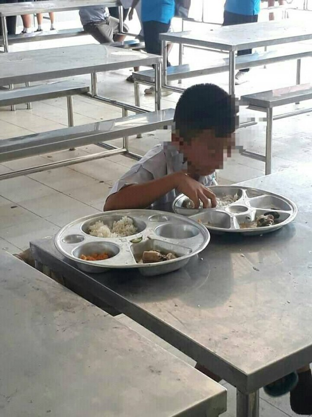 สั่งตั้งกรรมการสอบโรงเรียนปล่อยเด็กใช้มือเปิบข้าว