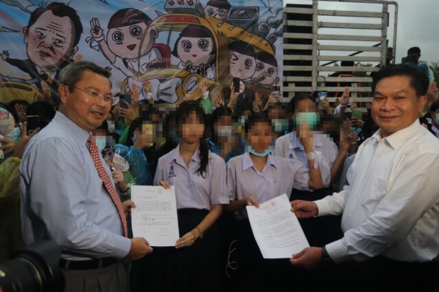 กลุ่มเยาวชนเรียกตัวเอง"นักเรียนเลว" ปาเค้กรูป รมว.ศึกษาฯ