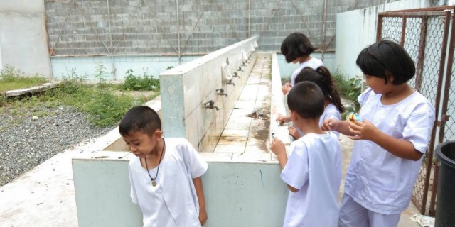 สั่งตั้งกรรมการสอบโรงเรียนปล่อยเด็กใช้มือเปิบข้าว
