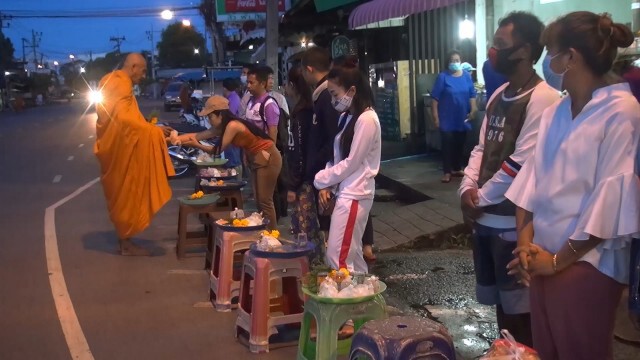 ตักบาตรออกพรรษา ถวายเป็นพระราชกุศลฯ