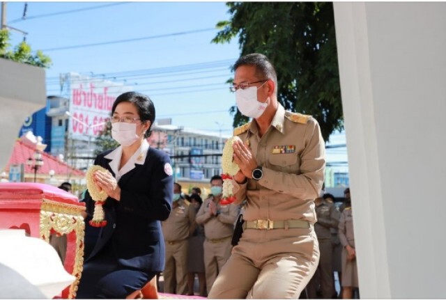 ผู้ว่าฯชัยวัฒน์ พ่อเมืองปทุม ติดดินสมคำร่ำลือ ทำงานวันแรกช่วยเหลือเด็กและผู้ยากไร้