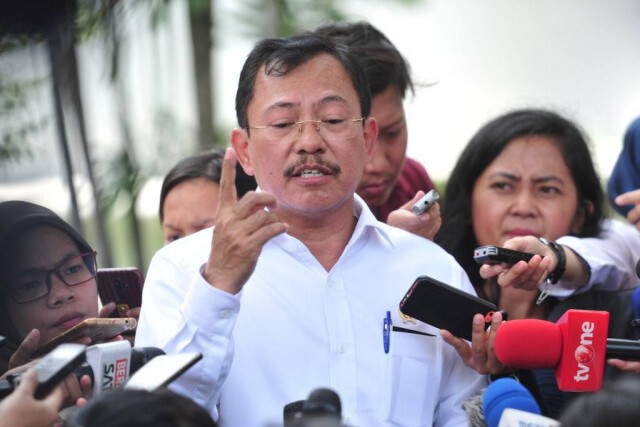 พิธีกรดังของอินโดนีเซียสัมภาษณ์เก้าอี้ที่ว่างเปล่า