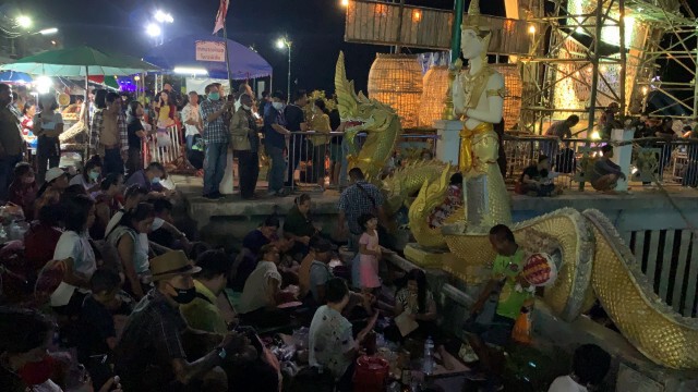 นักท่องเที่ยวเฮบั้งไฟพญานาคมาตามนัด