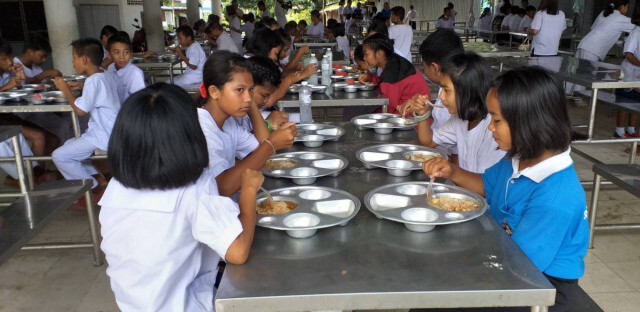 สั่งตั้งกรรมการสอบโรงเรียนปล่อยเด็กใช้มือเปิบข้าว
