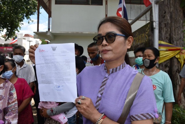 ชาวบ้านนับร้อยตบเท้า-ทวงถาม ปลด "ผู้ใหญ่บ้าน"