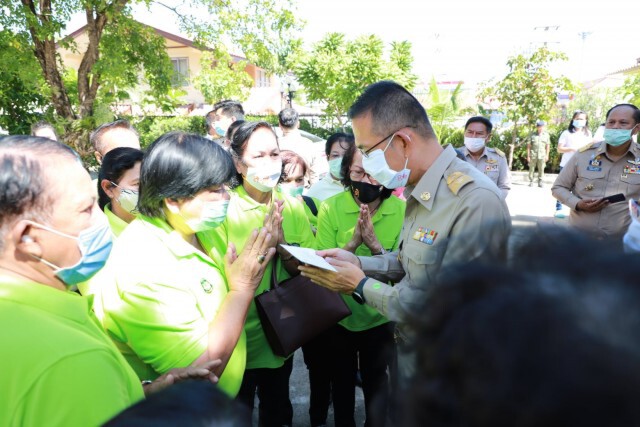 ผู้ว่าฯชัยวัฒน์ พ่อเมืองปทุม ติดดินสมคำร่ำลือ ทำงานวันแรกช่วยเหลือเด็กและผู้ยากไร้