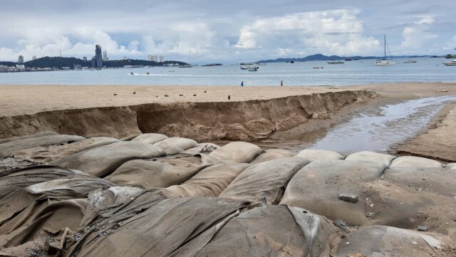 ฝนตกหนักชายหาดพัทยาเสียหายหลายจุด