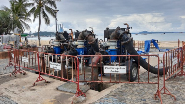 ฝนตกหนักชายหาดพัทยาเสียหายหลายจุด