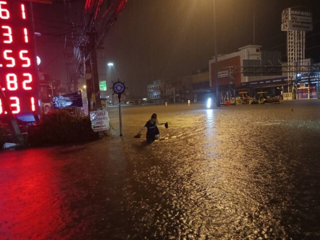 ฝนกระหน่ำ 3 ชั่วโมงกลางดึก พัทยาน้ำท่วมหลายจุด