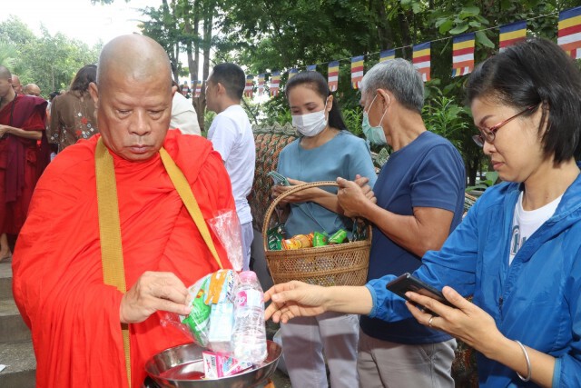 ชาวพะเยาครึ่งพันพร้อมใจ-ตักบาตรเทโวโรหณะ
