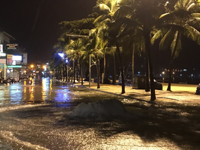 ฝนกระหน่ำ 3 ชั่วโมงกลางดึก พัทยาน้ำท่วมหลายจุด
