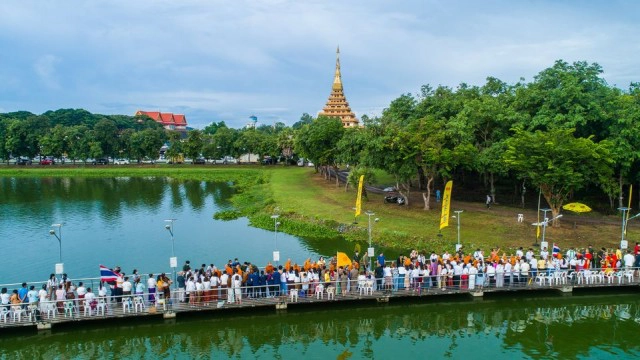 ชาวขอนแก่นกว่า 3,000 คน พร้อมใจตักบาตรเทโวงานออกพรรษา