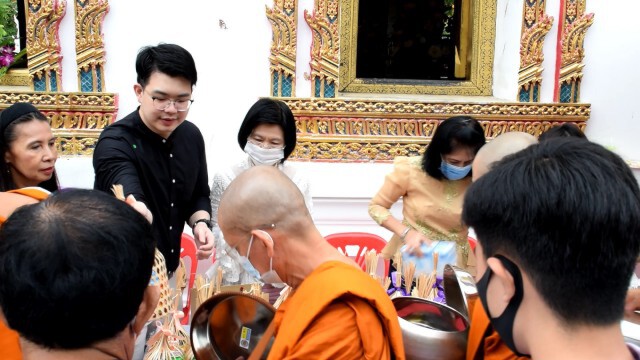 เอก รังสิโรจน์ อดีตเด็กวัดกรุงเก่าร่วมทำบุญ
