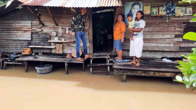 ทหาร ฉก.ตาพระยา เข้าช่วยเหลือผู้ป่วยติดเตียงน้ำท่วมบ้าน พื้นที่ตาพระยาถนนขาดใช้การไม่ได้