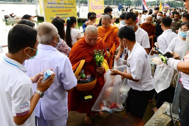 ชาวขอนแก่นกว่า 3,000 คน พร้อมใจตักบาตรเทโวงานออกพรรษา