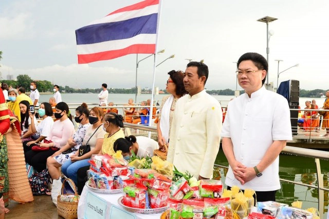 ชาวขอนแก่นกว่า 3,000 คน พร้อมใจตักบาตรเทโวงานออกพรรษา