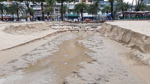 ฝนตกหนักชายหาดพัทยาเสียหายหลายจุด