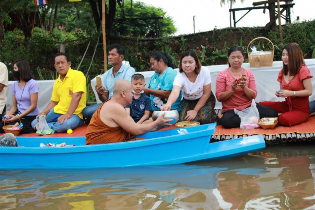 ชาวพิจิตรทำบุญตักบาตรเทโวทางน้ำ