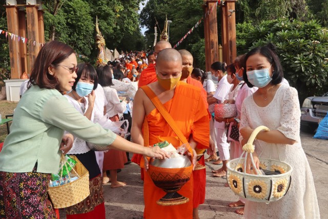 ชาวพะเยาครึ่งพันพร้อมใจ-ตักบาตรเทโวโรหณะ