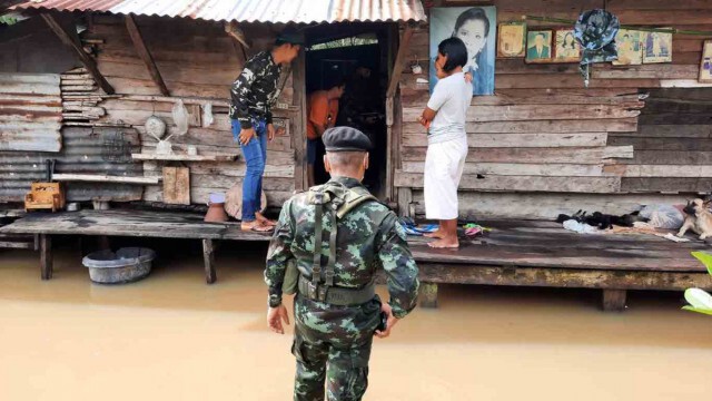 ทหาร ฉก.ตาพระยา เข้าช่วยเหลือผู้ป่วยติดเตียงน้ำท่วมบ้าน พื้นที่ตาพระยาถนนขาดใช้การไม่ได้