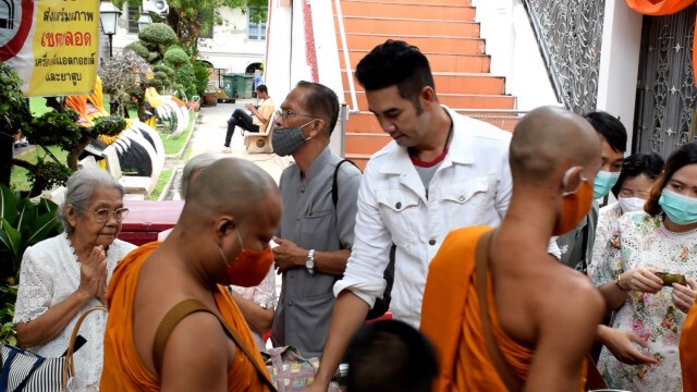 เอก รังสิโรจน์ อดีตเด็กวัดกรุงเก่าร่วมทำบุญ