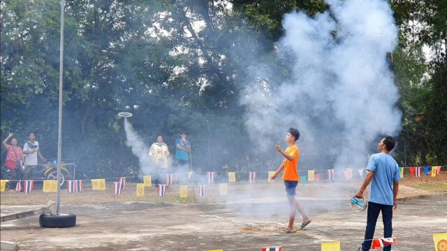 ชาวบ้านโคราชแข่งขันตะไลและโคมลอยลอดห่วง ชิงเงินรางวัล
