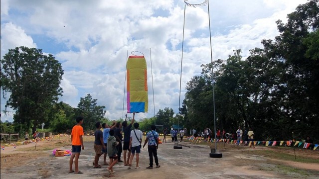 ชาวบ้านโคราชแข่งขันตะไลและโคมลอยลอดห่วง ชิงเงินรางวัล