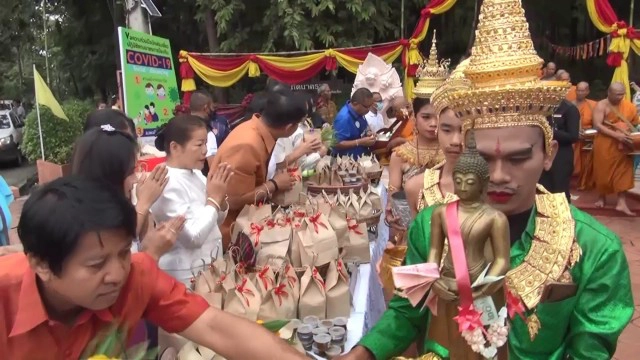 ชาวบุรีรัมย์กว่า 2,000 คนตักบาตรเทโวพระสงฆ์ 99 รูปเดินลงจากยอดภูเขาไฟกระโดง