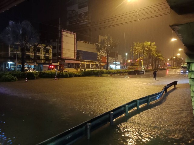 ฝนกระหน่ำ 3 ชั่วโมงกลางดึก พัทยาน้ำท่วมหลายจุด