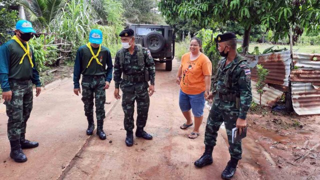 ทหาร ฉก.ตาพระยา เข้าช่วยเหลือผู้ป่วยติดเตียงน้ำท่วมบ้าน พื้นที่ตาพระยาถนนขาดใช้การไม่ได้