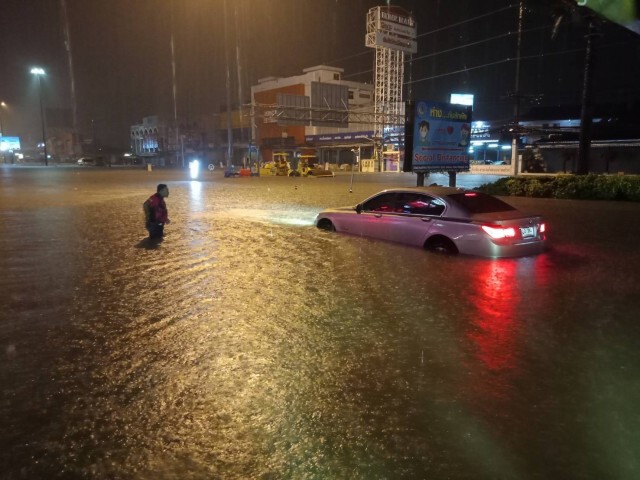 ฝนกระหน่ำ 3 ชั่วโมงกลางดึก พัทยาน้ำท่วมหลายจุด