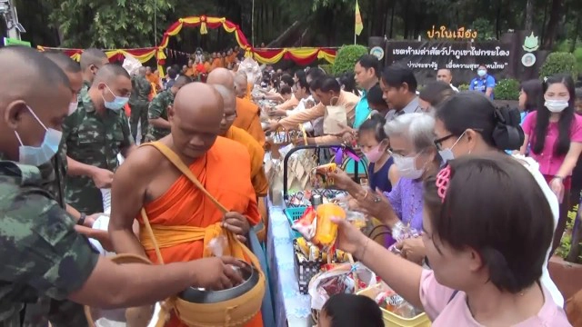 ชาวบุรีรัมย์กว่า 2,000 คนตักบาตรเทโวพระสงฆ์ 99 รูปเดินลงจากยอดภูเขาไฟกระโดง