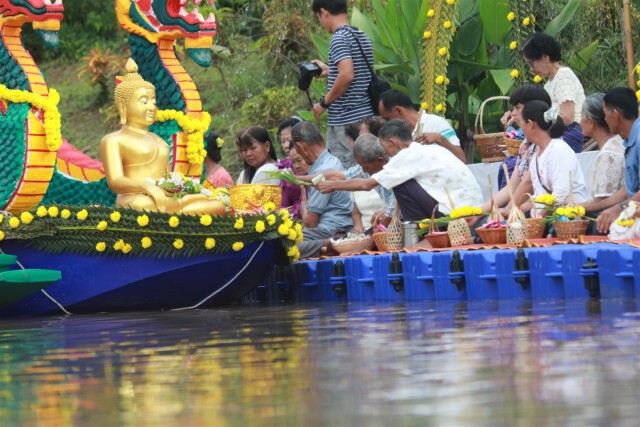 ชาวพิจิตรทำบุญตักบาตรเทโวทางน้ำ