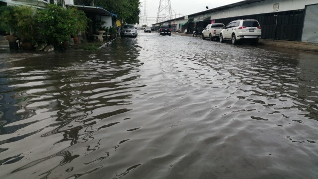 ชาวบ้านวอนหน่วยงานช่วยแก้ปัญหาน้ำท่วมขัง
