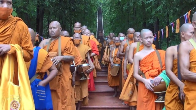 ชาวบุรีรัมย์กว่า 2,000 คนตักบาตรเทโวพระสงฆ์ 99 รูปเดินลงจากยอดภูเขาไฟกระโดง