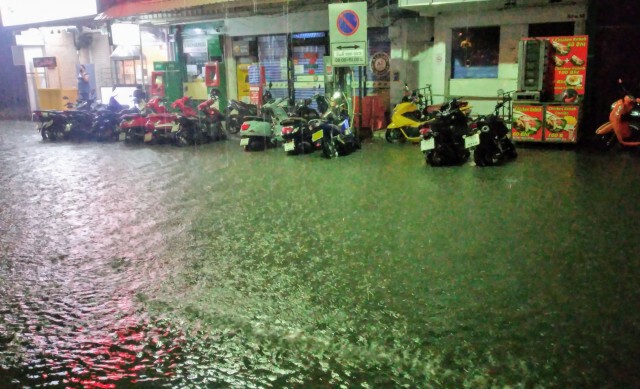 ฝนกระหน่ำ 3 ชั่วโมงกลางดึก พัทยาน้ำท่วมหลายจุด