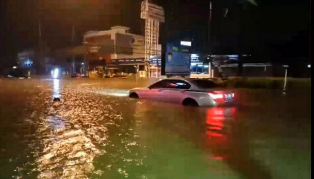 ฝนกระหน่ำ 3 ชั่วโมงกลางดึก พัทยาน้ำท่วมหลายจุด