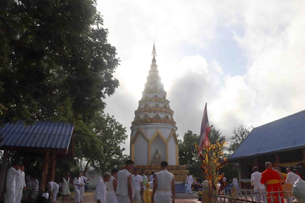 อัศจรรย์!ห่มผ้าพระธาตุม่อนหินขาว