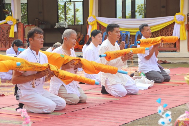 อัศจรรย์!ห่มผ้าพระธาตุม่อนหินขาว