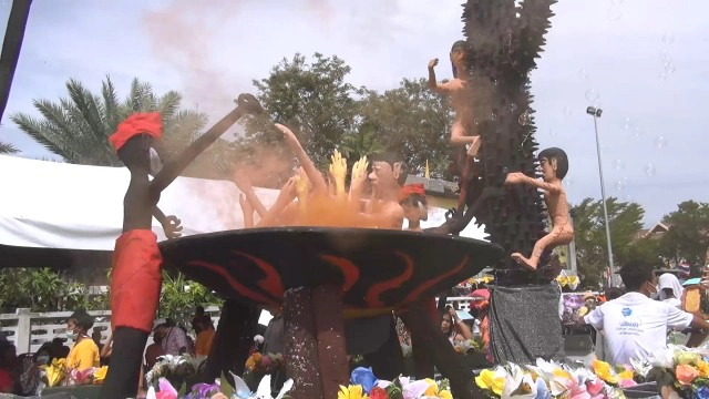 สีสันประเพณีลากพระ จ.สงขลา ยก "นรก" มาไว้บนเรือ เตือนสติทำดี