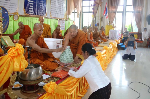 ศรัทธาแน่นวัดบุญกฐินบริจาคซื้อที่ดินถวายวัด