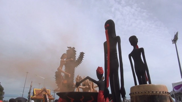 สีสันประเพณีลากพระ จ.สงขลา ยก "นรก" มาไว้บนเรือ เตือนสติทำดี